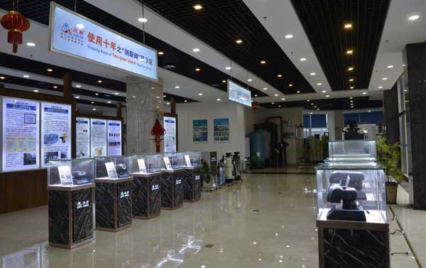 鴻鈦17年以來,只專注玻璃珠寶展柜生產 鴻鈦17年以來,只專注玻璃珠寶展柜生產