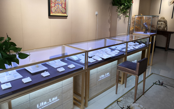 通過產(chǎn)品、質(zhì)量、服務(wù)打造珠寶展柜品牌